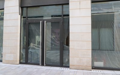 Transformer une vitrine vide en outil de communication